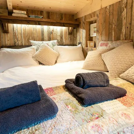 Holiday home The Shepherds Hut At Gowan Bank Farm